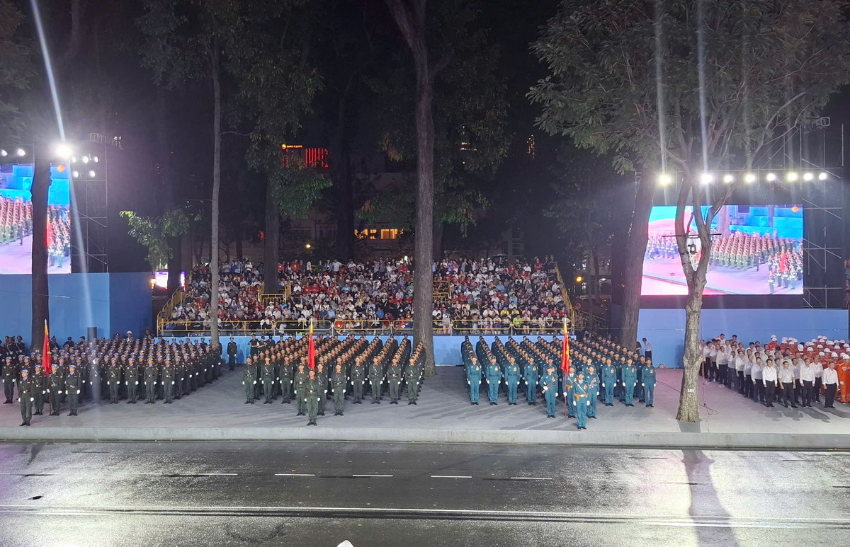 Trước giờ chuẩn bị diễn ra chương trình sơ duyệt, trời đổ mưa, tuy nhiên các lực lượng tham gia diễu binh, diễu hành vẫn nghiêm trang thực hiện nhiệm vụ
