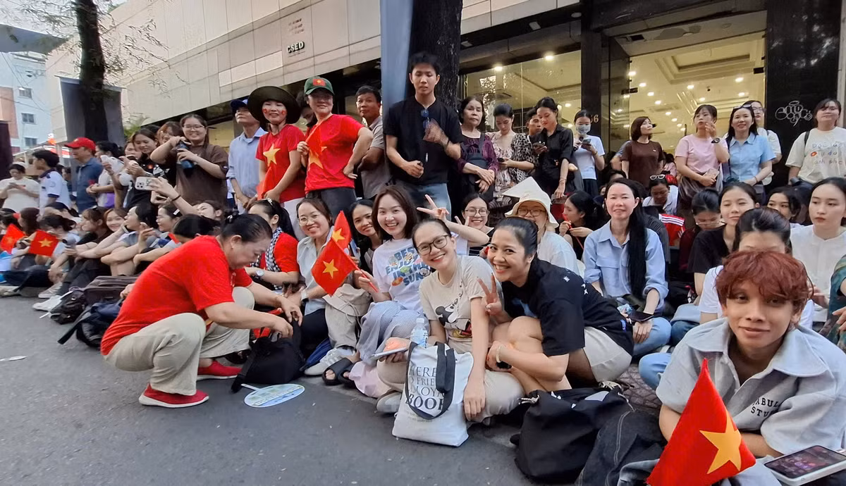 Mọi người đều háo hức mong chờ với nụ cười rạng rỡ và cờ Tổ quốc trên tay