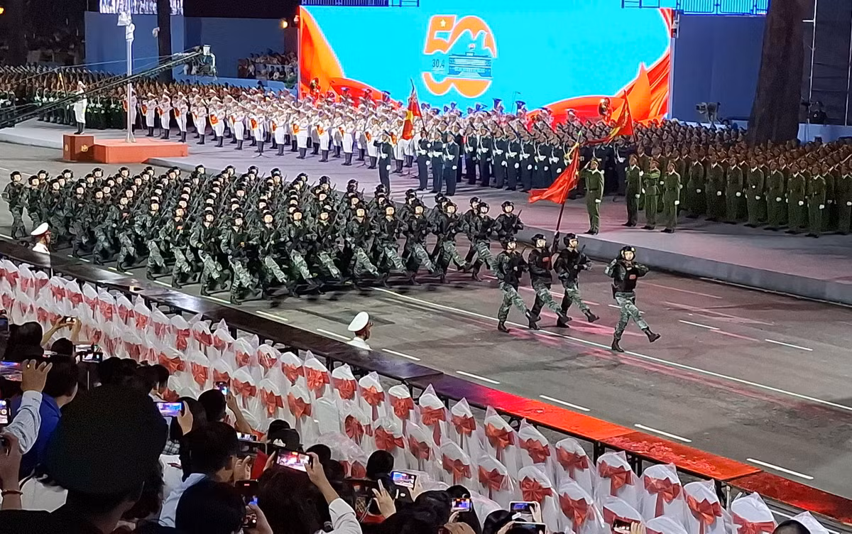 Sau khi di chuyển qua lễ đài trước Hội trường Thống Nhất, các lực lượng tham gia diễu binh, diễu hành sẽ di chuyển theo 4 hướng để về điểm tập kết tương tự như các buổi tổng hợp luyện trước đó.