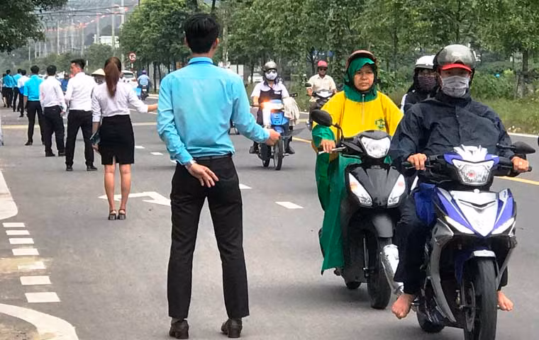 Hàng chục nam, nữ thanh niên trên tay cầm đầy những tờ rơi quảng cáo cho dự án căn hộ SAIGON GATEWAY do Đất xanh miền Nam là đơn vị phát triển dự án.