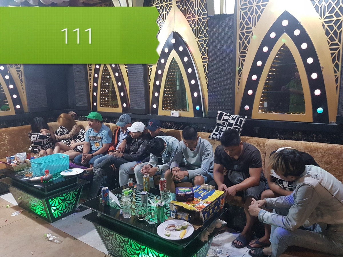 Phat hien 58 nam nu thac loan ma tuy trong quan karaoke Luxury