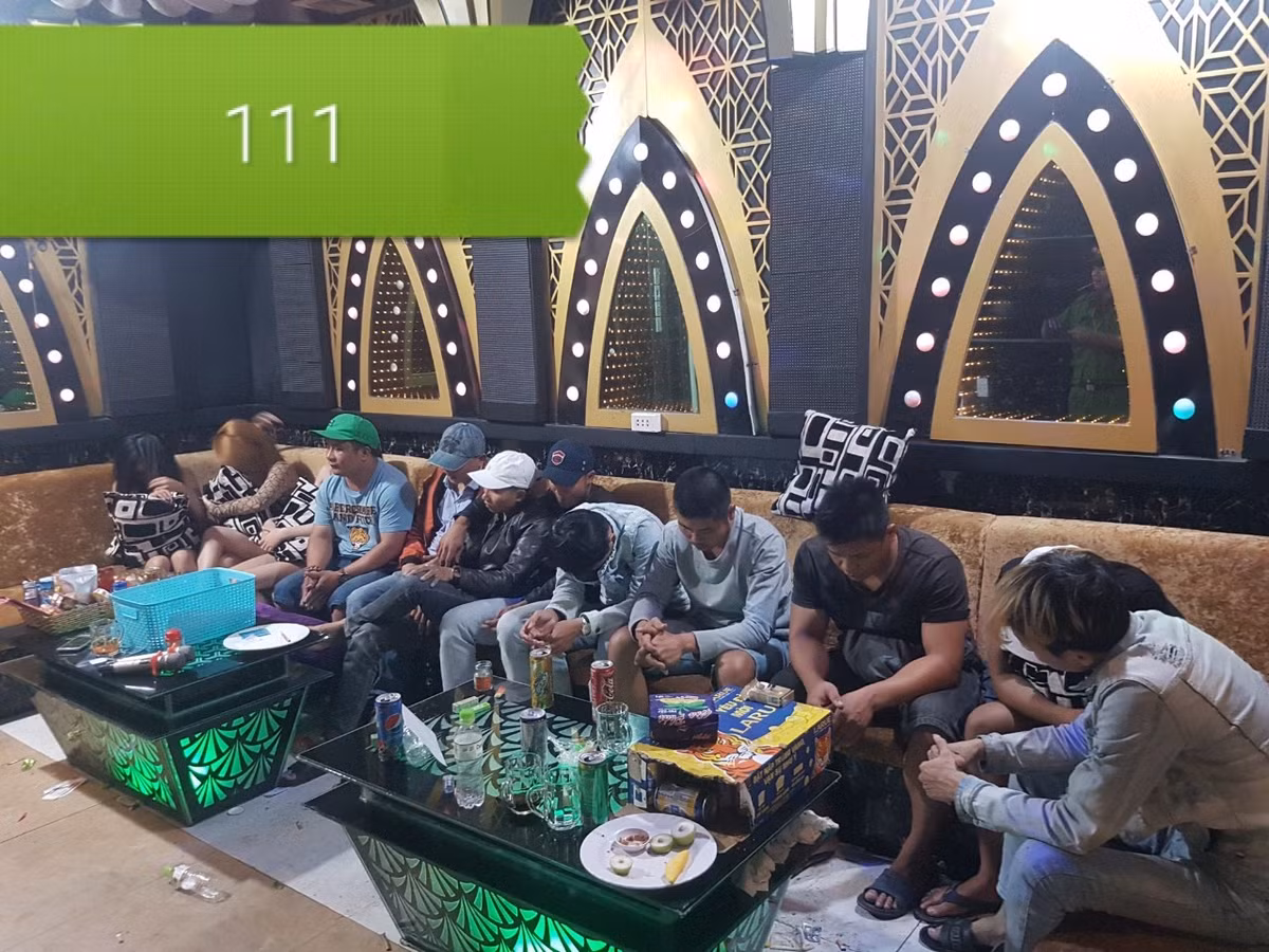 Phát hiện 58 nam nữ thác loạn ma túy trong quán karaoke Luxury Phat hien 58 nam nu thac loan ma tuy trong quan karaoke Luxury