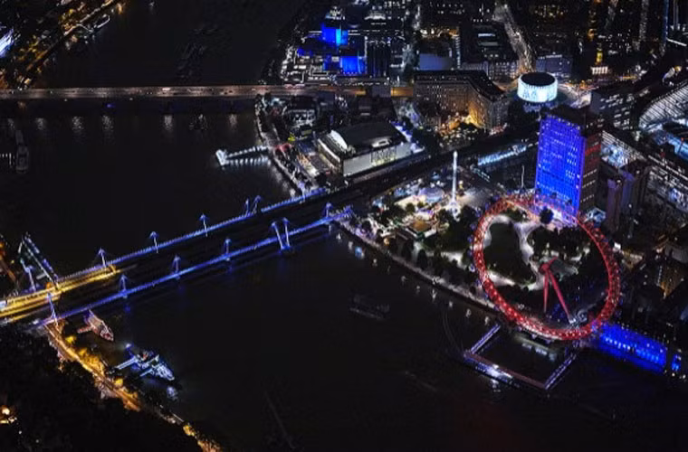 Vòng quay thế kỷ, cầu Hungerford và cầu Golden Jubilee lung linh về ban đêm.