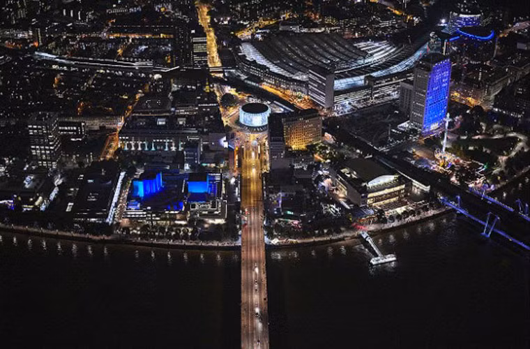 Cầu Waterloo hướng dẫn lên rạp chiếu phim BFI IMAX ở London.