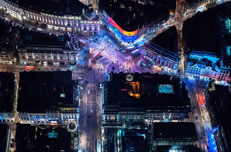 Rạp xiếc Piccadilly ở Anh vào ban đêm.