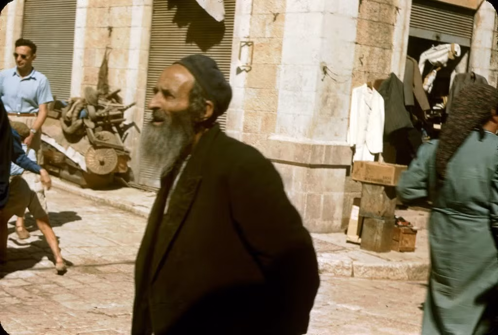 Một cụ già đang đi bộ ngoài phố.