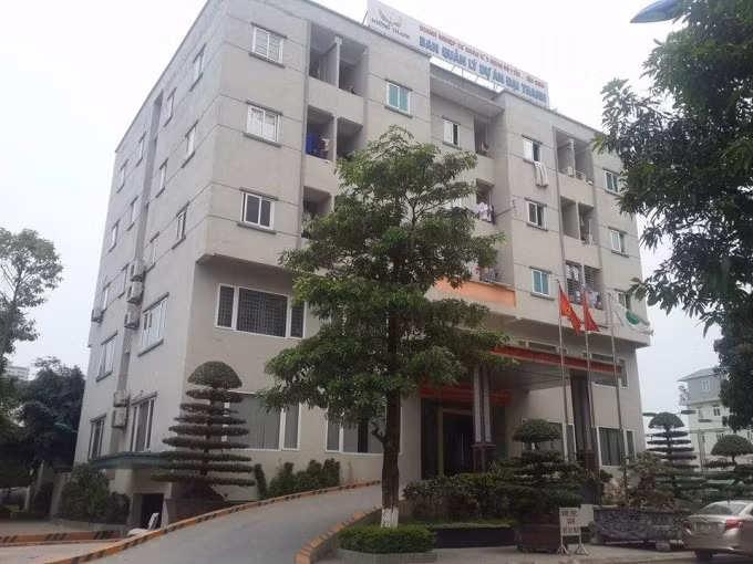 Tòa nhà làm việc của Ban quản lý cao 5 tầng có diện tích khoảng 200m2 được chủ đầu tư xây trái phép trên đất dành cho xây dựng cây xanh, hồ điều hòa - Ảnh nguồn: Phapluatplus.