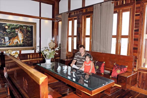 Căn biệt thự gỗ quý của Hoàng Mập được thiết kế nhiều tầng riêng biệt... - Ảnh nguồn: Lê Như/Lifestyle.