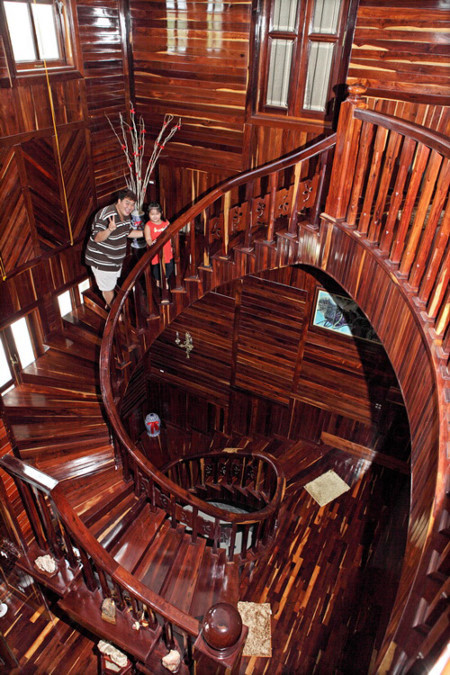 Cùng với đó là chiếc cầu thang hình xoắn ốc khiến người xem phải choáng ngợp hơn với sự thống trị của gỗ- Ảnh nguồn: Lê Như/Lifestyle.