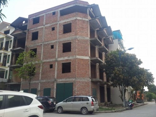 Hầu hết những khu nhà ở thấp tầng đều xây dựng sai phạm - Ảnh nguồn: Phapluatplus.