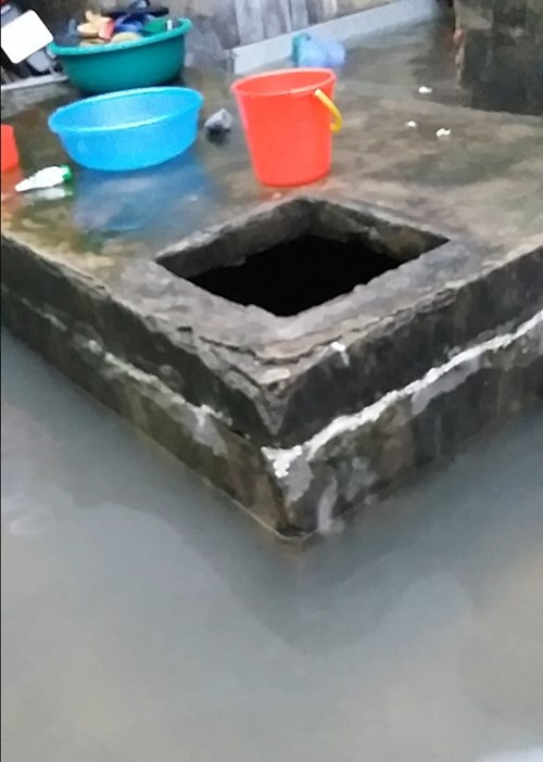 Bể nước ăn tại Khu đô thị mới Cổ Nhuế bị ngập đến gần miệng - Ảnh do người dân cung cấp.