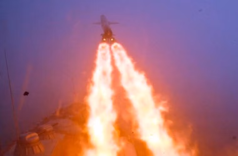 Loại tên lửa này được thiết kế để sử dụng hiệu quả khi dùng chiến thuật bầy sói - nghĩa là phóng nhiều tên lửa một lúc (8-10 quả), chúng được liên kết với nhau để có thể cùng hoạt động như một thực thể thống nhất. Khi nhóm tên lửa được phóng, nếu không có máy bay chỉ điểm một trong số các tên lửa sẽ bay lên độ cao 7000 m để tìm mục tiêu bằng ra đa còn các tên lửa khác sẽ bay ở độ cao thấp để tránh bị phát hiện, nếu nó phát hiện ra các mục tiêu các tên lửa sẽ chia nhau lao vào, đặc biệt nếu tên lửa phát hiện ra tàu sân bay thì theo lập trình hơn nửa số tên lửa được phóng sẽ lao vào mục tiêu quan trọng này số còn lại sẽ tấn công các mục tiêu khác để mở đường.