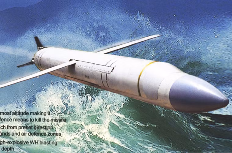 Trong số các loại đạn được trang bị cho tổ hợp Kalibr thì 3M-54 là vũ khí chống tàu mạnh mẽ nhất với chiều dài 8,22m, mang đầu đạn 200kg, tầm bắn 440-660km, tốc độ hành trình siêu âm Mach 2,9.