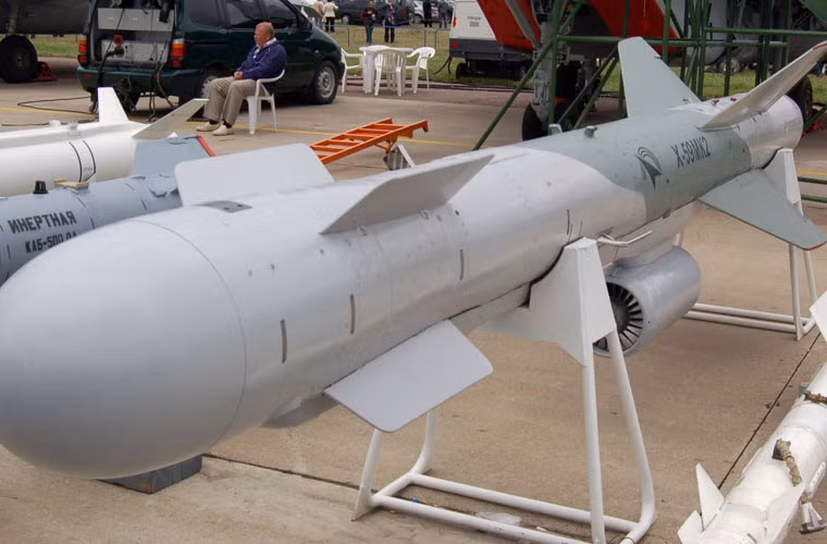 Hải quân Mỹ sẽ không chỉ bị bủa vây bởi đội tàu trên mặt nước mà sẽ còn phải lo đối phó với vũ khí hàng không chống hạm mạnh mẽ. Điển hình là tên lửa hành trình chống hạm Kh-59MK nặng gần 1 tấn, mang đầu nổ 320kg, tầm bắn 285km, tốc độ cận âm, trang bị radar chủ động sóng mm.