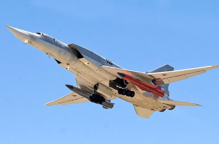 Ở cấp độ cao hơn vũ khí chống hạm phóng từ trên không là tên lửa Kh-22 được thiết kế mang phóng trên máy bay ném bom chiến lược Tu-22M3, Tu-95. Kh-22 nặng 5,8 tấn, mang đầu đạn nặng hơn 1 tấn hoặc đầu đạn hạt nhân 1.000 kiloton đạt tầm phóng đến 600km, tốc độ bay vượt âm thanh Mach 4,6, pha cuối có thể bay cách mặt nước chỉ còn 500m.