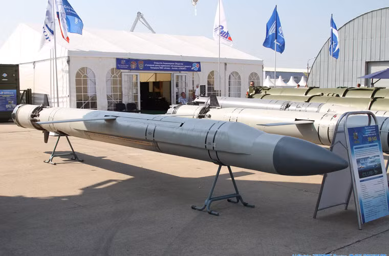 Ngoài P-800, nền công nghiệp quốc phòng Nga đã phát triển thành công tổ hợp tên lửa hành trình đa năng Kalibr (biến thể xuất khẩu là Klub) có thể tích hợp trên hàng loại nền tàng như tàu chiến, tàu ngầm, bệ phóng mặt đất, tàu hỏa… tấn công tiêu diệt các loại tàu chiến, căn cứ kho tàng bến bãi, tàu ngầm…