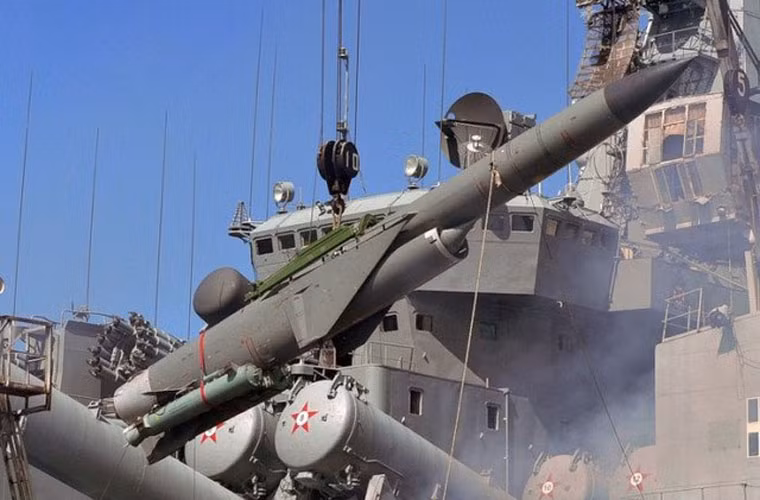 Sẽ là thiếu sót nếu như không nhắc tới tổ hợp tên lửa hành trình chống hạm P-500 Bazalt được trang bị trên các tàu tuần dương lớp Slava. Đây là loại vũ khí diệt hạm hùng mạnh nhất được thiết kế chuyên biệt cho nhiệm vụ tiêu diệt cả hạm đội tàu sân bay. Tên lửa nặng tới 4,5 tấn, mang đầu đạn nặng gần 1 tấn hoặc đầu đạn hạt nhân 350 kiloton, tầm bắn 550km.