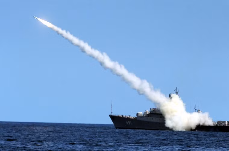 Tuy nhiên, “vỏ quýt dày có móng tay nhọn”, người Nga có thể không mạnh về tàu sân bay nhưng họ lại “vô đối” về tên lửa chống hạm. Hải quân Nga hiện sở hữu khoảng 10 loại tên lửa chống hạm tốc độ siêu âm, cận âm hoàn toàn có thể nhấn chìm hạm đội tàu sân bay khổng lồ trong vài giờ.