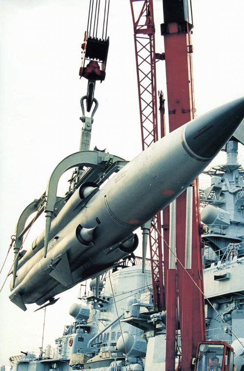 Một trong những vũ khí chống tàu nguy hiểm nhất của Liên Xô (cũ) và kể cả nước Nga hiện tại là tên lửa chống hạm siêu âm P-270 Moskit (NATO định danh là SS-N-22 Suburn) có thể mang đầu đạn thông thường hoặc đầu đạn hạt nhân 120kiloton. Tên lửa nặng 4,5 tấn, trang bị 4 động cơ ramjet cho tốc độ siêu âm Mach 3, tầm bắn 120km.