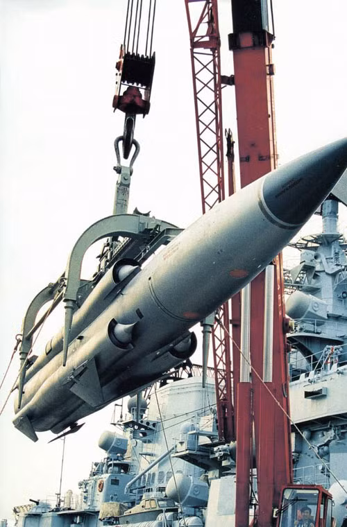 Một trong những vũ khí chống tàu nguy hiểm nhất của Liên Xô (cũ) và kể cả nước Nga hiện tại là tên lửa chống hạm siêu âm P-270 Moskit (NATO định danh là SS-N-22 Suburn) có thể mang đầu đạn thông thường hoặc đầu đạn hạt nhân 120kiloton. Tên lửa nặng 4,5 tấn, trang bị 4 động cơ ramjet cho tốc độ siêu âm Mach 3, tầm bắn 120km.