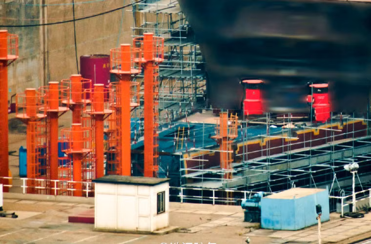 Kế hoạch đóng tàu sân bay Type 001A được chính thức xác nhận lần đầu bởi Quân ủy Trung ương Trung Quốc vào tháng 12/2013. Theo đó, dự án Type 001A có tổng trị giá 9 tỷ USD được trao cho Tổng Công ty Công nghiệp đóng tàu Trung Quốc (CSIC) chế tạo hai chiếc.