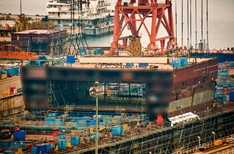 Bắt đầu từ tháng 8-9 đã xuất hiện trên mạng Trung Quốc các hình ảnh cho thấy hình dạng một chiếc tàu rất lớn đang được thi công tại nhà máy Đại Liên. Và hình ảnh mới nhất này tiếp tục khiến người ta phải giật mình bởi tốc độ thi công.