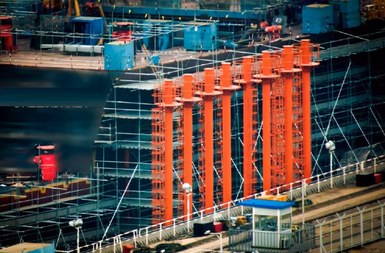 Trung Quốc thường có “truyền thống lộ hàng” dần đều theo kiểu “ảnh cư dân mạng chụp lén” một cách có chủ ý với mọi loại vũ khí mới của nước này. Vì vậy, không ngoại trừ khả năng đây chính là tàu sân bay Type 001A.