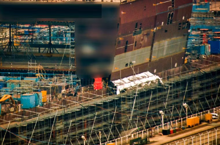 Cận cảnh hầm chứa kèm phần thân của con tàu khổng lồ tại Đại Liên.