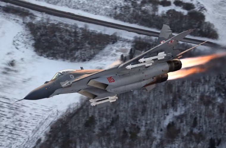 Không quân Ba Lan nhận những chiếc tiêm kích hạng nhẹ MiG-29 đầu tiên từ Liên Xô giai đoạn 1989-1990 (số lượng 12). Đến năm 1995-1996, họ mua tiếp 10 chiếc cũ từ Cộng hòa Czech và tới năm 2004 là mua 22 MiG-29 từ kho lưu trữ Cộng hòa Liên bang Đức. Tính đến 2008, Ba Lan là quốc gia lớn nhất ở NATO sử dụng MiG-29.