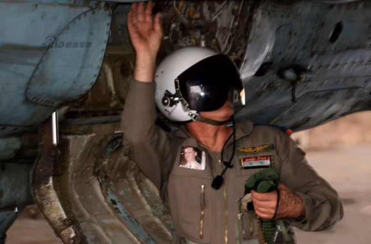 Người phi công này chắc hẳn có nhiều suy nghĩ khi thấy máy bay của mình, cả trong và ngoài đều bị rỉ sét nhiều.