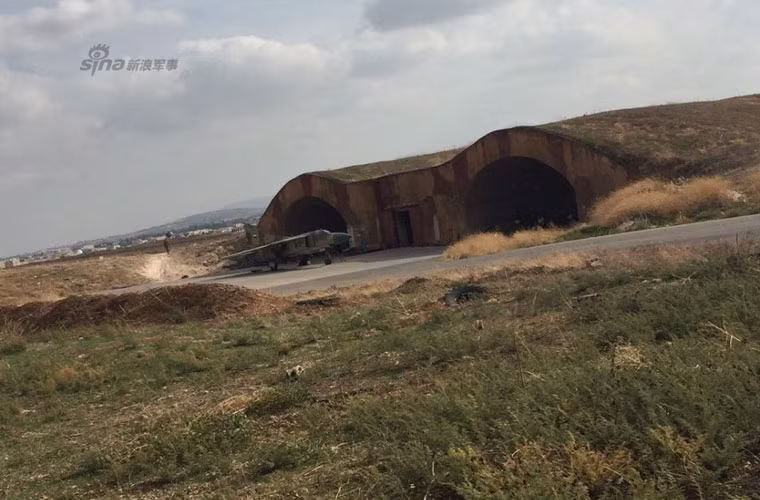 Hạ tầng căn cứ Không quân Syria cũng không được chăm sóc nhiều.