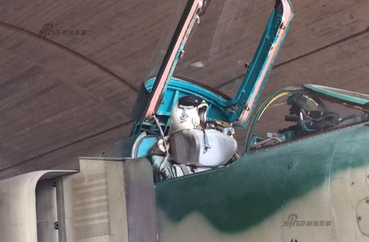 Buồng lái chiếc MiG-23 cũng xuất hiện rỉ sét chứng tỏ đã lâu nó không còn được chăm chút bảo dưỡng.
