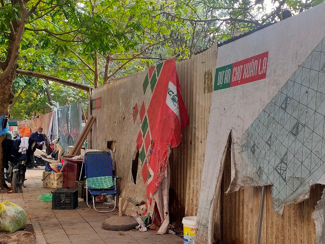 Hình ảnh nhếch nhác tại dự án chợ Xuân La “treo” nhiều năm, tuy nhiên chưa rõ ngày dự án được tái sinh. 