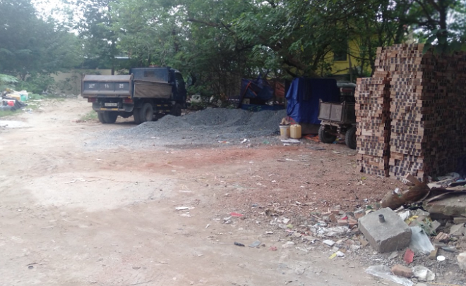 Bên trong khu vực dự án được một số cá nhân sử dụng làm bãi tập kết vật liệu xây dựng. 