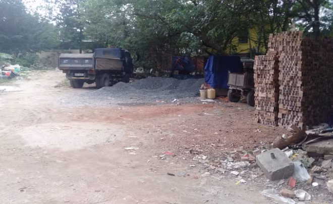 Bên trong khu vực dự án được một số cá nhân sử dụng làm bãi tập kết vật liệu xây dựng. 