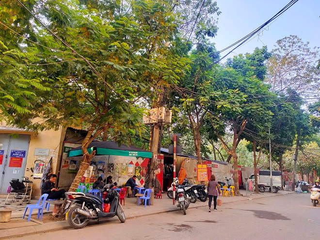 Vỉa hè xung quanh dự án bị người dân chiếm dụng làm quán bia, bán hàng… 