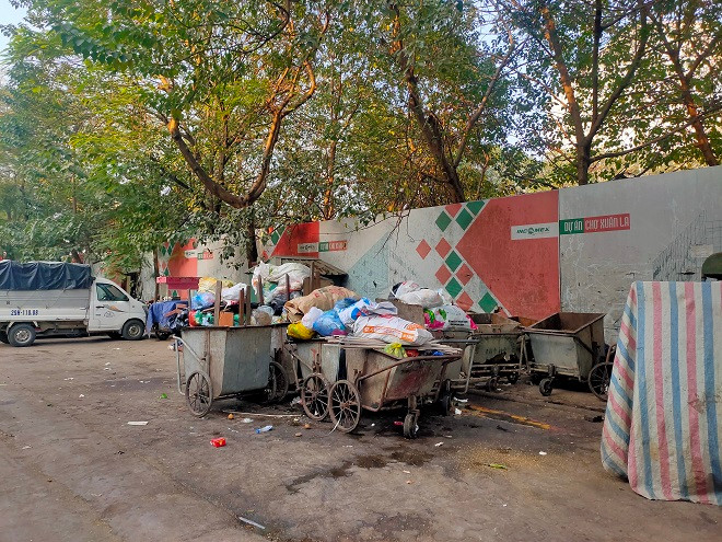 Hiện trạng mặt tiền dự án chợ Xuân La nhếch nhác, thành nơi tập kết rác thải, gây ô nhiễm môi trường, mất mỹ quan đô thị. 