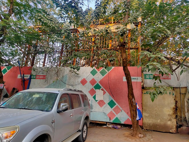 UBND TP Hà Nội cho biết, dự án Trung tâm thương mại, chợ, siêu thị và văn phòng cho thuê Xuân La tại phường Xuân La là dự án đấu thầu lựa chọn nhà đầu tư, được UBND quận Tây Hồ phê duyệt kết quả đấu thầu tại Quyết định số 1412/QĐ-UBND ngày 4/7/2008, đơn vị trúng thầu là Công ty CP Xây dựng Sông Hồng. 