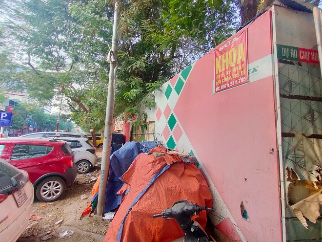 Tháng 3/2022, Sở Kế hoạch và Đầu tư Hà Nội có văn bản đề xuất UBND thành phố giao Sở Tài chính phối hợp với các sở, ngành liên quan kiểm tra rà soát tình hình thực hiện nghĩa vụ tài chính đến thời điểm hiện tại của Công ty CP Xây dựng Sông Hồng, thông báo để nhà thầu thực hiện ngay nghĩa vụ tài chính trong vòng 30 ngày kể từ ngày có thông báo. Tại cuộc họp ngày 18/4/2022 với các sở, ngành, đơn vị xem xét đề xuất của Sở Kế hoạch và Đầu tư tại văn bản trên, UBND TP Hà Nội giao UBND quận Tây Hồ rà soát hồ sơ, quá trình đấu thầu triển khai dự án và tình hình, nhu cầu thực tế trên địa bàn để báo cáo đề xuất quan điểm xử lý đối với dự án. 