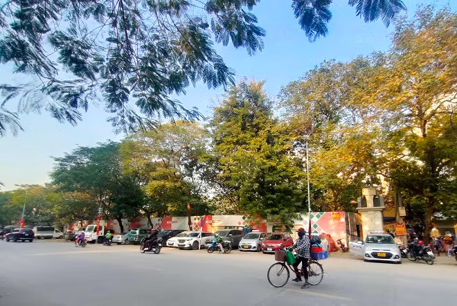 Theo tìm hiểu, dự án Trung tâm thương mại, chợ, siêu thị và văn phòng cho thuê Xuân La (gọi tắt là dự án chợ Xuân La) nằm tại phường Xuân La, quận Tây Hồ, phía Đông tiếp giáp ngõ 28 Xuân La, phía Tây Nam giáp mặt đường Xuân La. Thông tin từ chủ đầu tư, dự án chợ Xuân La có diện tích hơn 0,2ha, tổng mức đầu tư dự kiến 380 tỷ đồng. 