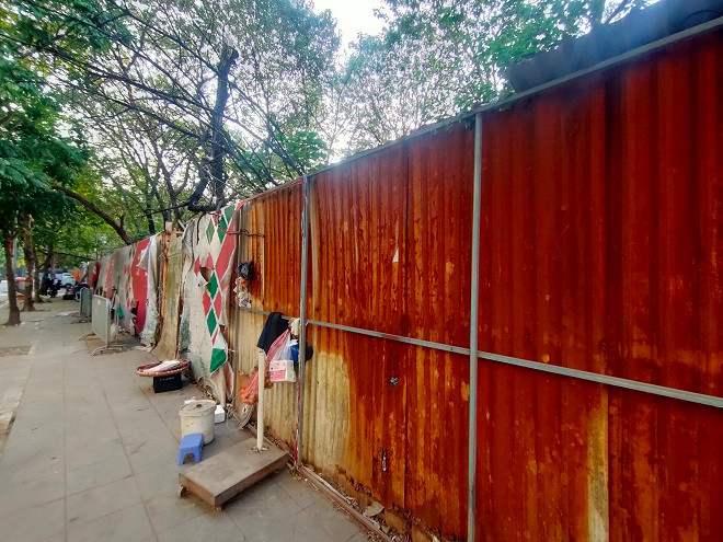 Tuy nhiên, theo ghi nhận, sau hơn một thập kỷ, hiện dự án chợ Xuân La vẫn chỉ là khu đất trống bỏ hoang, quây tôn xung quanh, không có dấu hiệu nào cho thấy việc dự án được triển khai xây dựng. 