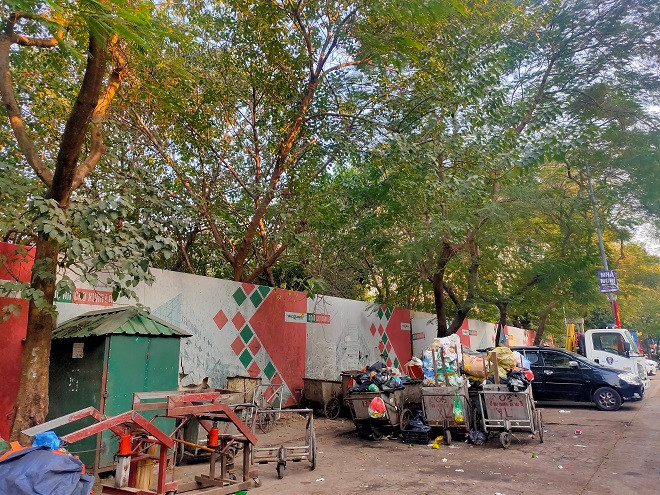 Đáng chú ý, tới nay dự án còn vướng mắc lớn liên quan đến nghĩa vụ tài chính. Theo Quyết định sổ 5082/QĐ-UBND ngày 31/10/2011 của UBND TP Hà Nội về phê duyệt đơn giá thu tiền sử dụng đất làm cơ sở nộp nghĩa vụ tài chính bổ sung của dự án chợ Xuân La, nghĩa vụ tài chính bổ sung nộp ngân sách (do nâng tầng) của Công ty CP Xây dựng Sông Hồng là hơn 20,6 tỷ đồng, nghĩa vụ tài chính khi trúng thầu là 32 tỷ đồng. Theo UBND TP Hà Nội, đến trước tháng 5/2022, Incomex mới thực hiện nộp 13 tỷ đồng vào ngân sách Nhà nước (2 tỷ đồng hoàn trả ngân sách và 11 tỷ đồng hỗ trợ địa phương quận Tây Hồ). 