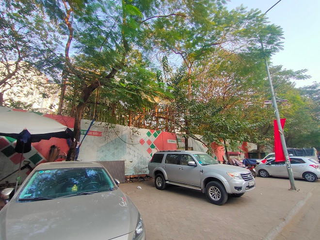 Hình ảnh lối vào khu vực dự án bị “trưng dụng” trở thành bãi trông xe tạm. 