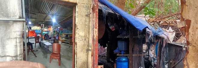 Một số khu vực bên trong dự án thành nơi bán hàng, chứa đồ, để phế liệu xây dựng. 