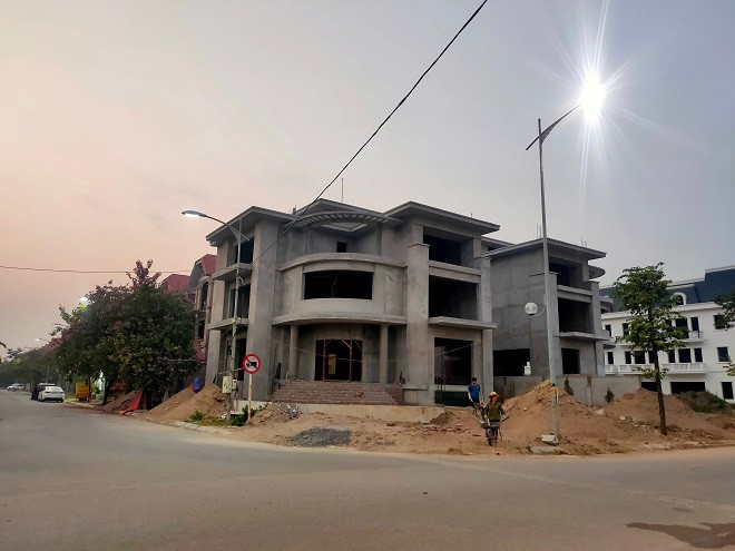 Quan sát bằng mắt thường có thể thấy công trình này xây dựng khác so với tổng thể các căn biệt thự khác. 