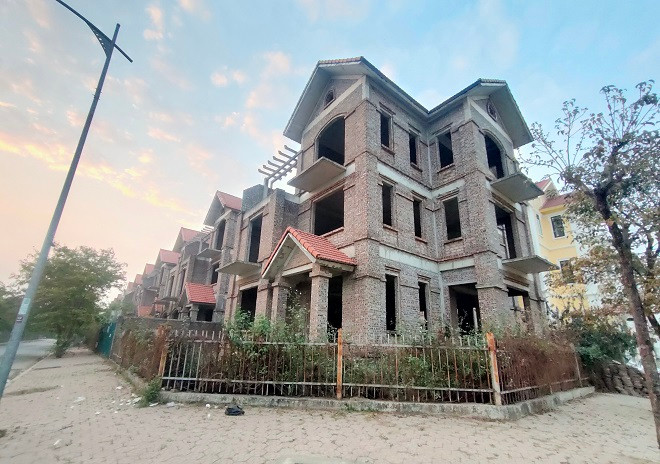 Chủ đầu tư dự kiến đến năm 2019 sẽ hoàn thành công tác thi công và sang năm 2020 số người dân vào ở đạt trên 80%. Tuy nhiên, ghi nhận tại đây cho thấy đến nay dự án này vẫn còn rất nhiều căn biệt thự và dãy nhà liền kề đang trong tình trạng “đắp chiếu”. 