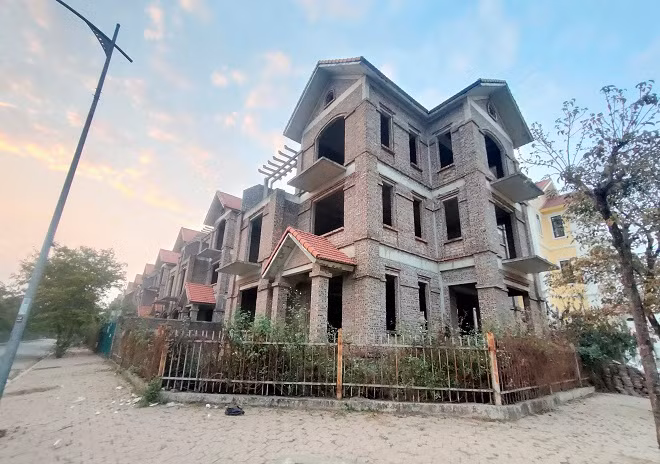 Chủ đầu tư dự kiến đến năm 2019 sẽ hoàn thành công tác thi công và sang năm 2020 số người dân vào ở đạt trên 80%. Tuy nhiên, ghi nhận tại đây cho thấy đến nay dự án này vẫn còn rất nhiều căn biệt thự và dãy nhà liền kề đang trong tình trạng “đắp chiếu”. 