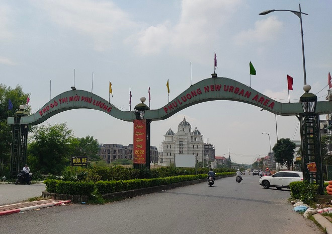 Tìm hiểu được biết, ngày 18/11/2014, UBND TP Hà Nội đã ban hành Quyết định số 6035/QĐ-UBND về việc phê duyệt điều chỉnh tổng thể quy hoạch chi tiết Khu đô thị mới Phú Lương, tỷ lệ 1/500. Địa điểm tại các phường Phú La, Phú Lương, Kiến Hưng (quận Hà Đông, Hà Nội). Khu đô thị mới Phú Lương do liên danh Công ty CP Sông Đà 2, Công ty CP Đầu tư xây dựng Trung Việt và Công ty CP Xây dựng Hồng Quang (liên danh thống nhất uỷ quyền cho Công ty CP Đầu tư xây dựng Trung Việt là đại diện liên danh). 