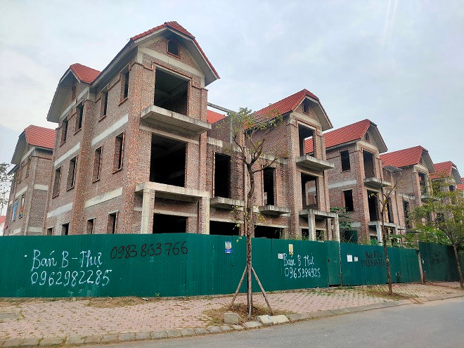 Ghi nhận thực tế tại Khu đô thị mới Phú Lương, các căn liền kề, biệt thự có giá hàng chục tỷ đồng nhưng phần lớn mới chỉ xây xong phần thô, bỏ hoang hóa và quây tôn nhiều năm. 