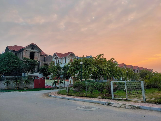 Mặc dù phần lớn căn biệt thự tại đây bỏ hoang nhưng khu đô thị này vẫn đang tiếp tục xây mới. Theo chia sẻ của một số môi giới bất động sản, hiện giá bán dao động từ 22 - 25 triệu/m2 tùy theo từng vị trí. 